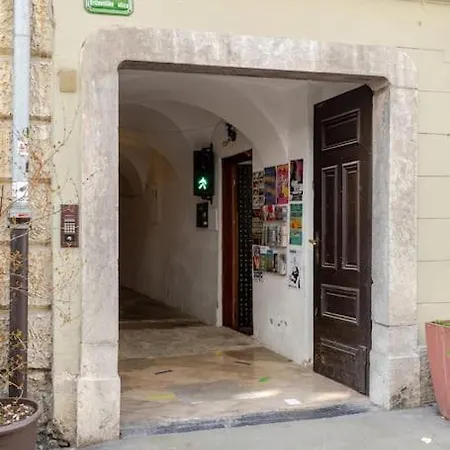 Artistic Quiet Crusader Street Appartement